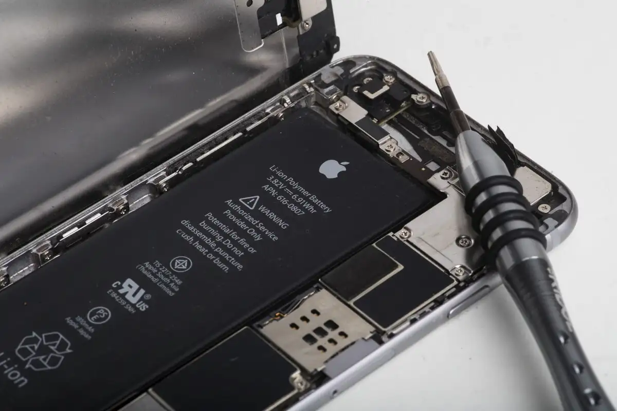 Akun vaihto usein parempi kuin uuden puhelimen ostaminen – asiantuntijat selittävät miksi