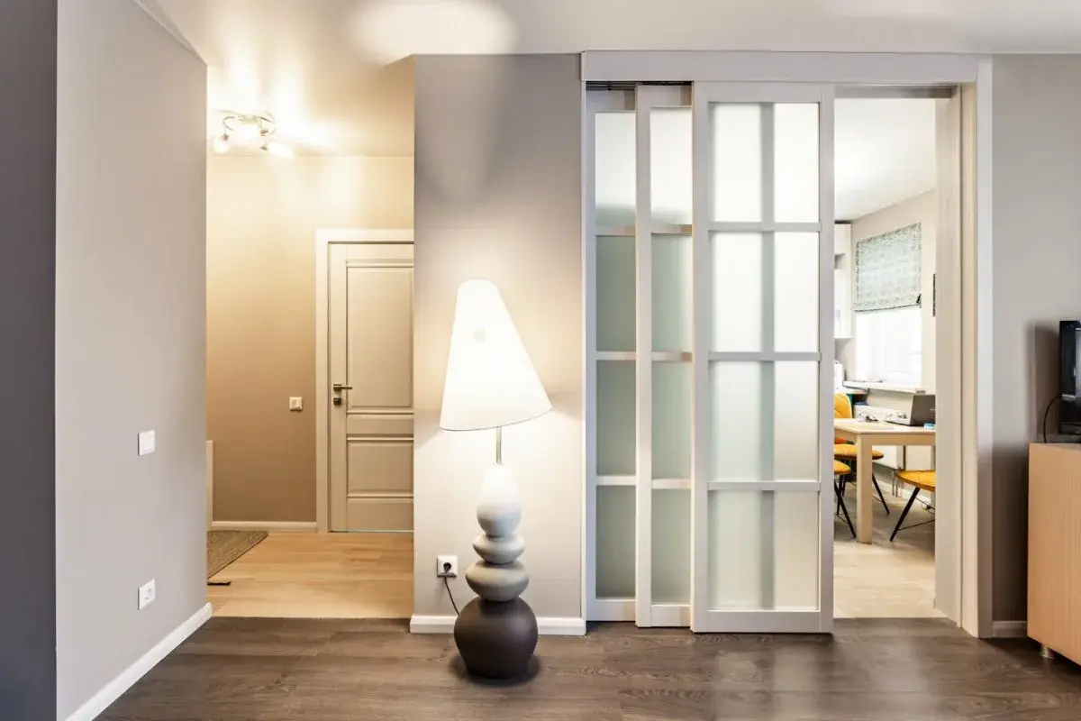 Liukuovi kotiin – näin säästät tilaa ja teet kodista toimivamman