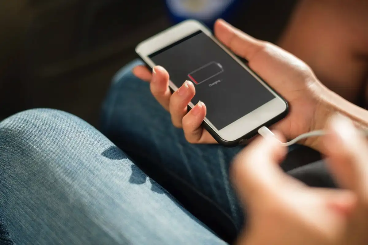 Puhelin latautuu hitaasti – miksi näin tapahtuu, vaikka käytät tehokasta pikalaturia?