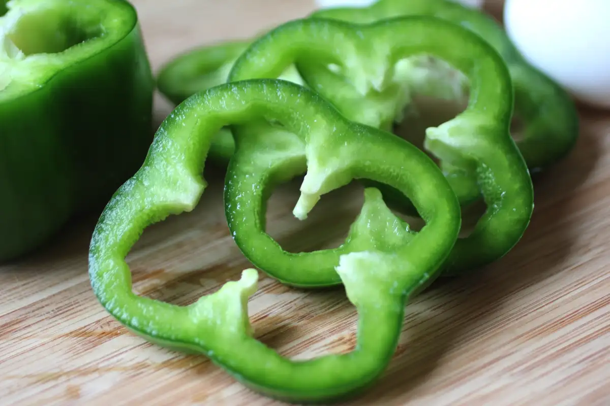 Punainen vai vihreä paprika – kumpi on terveellisempi? Laaja ravintoarvojen vertailu ja kaikki mitä tarvitset tietää