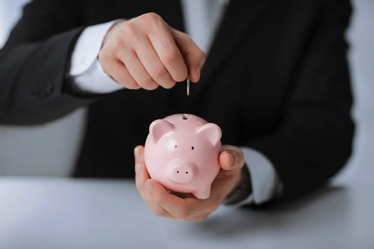 10 nerokasta tapaa säästää tuhansia euroja vuodessa – ilman että elämästä tulee ankeaa