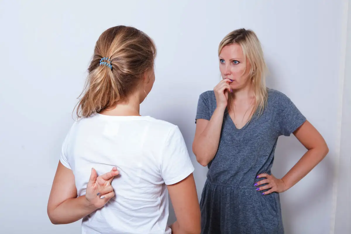 Valehtelijan paljastaminen 10 sekunnissa – psykologin yksinkertainen testi, joka toimii arjessa ja työelämässä