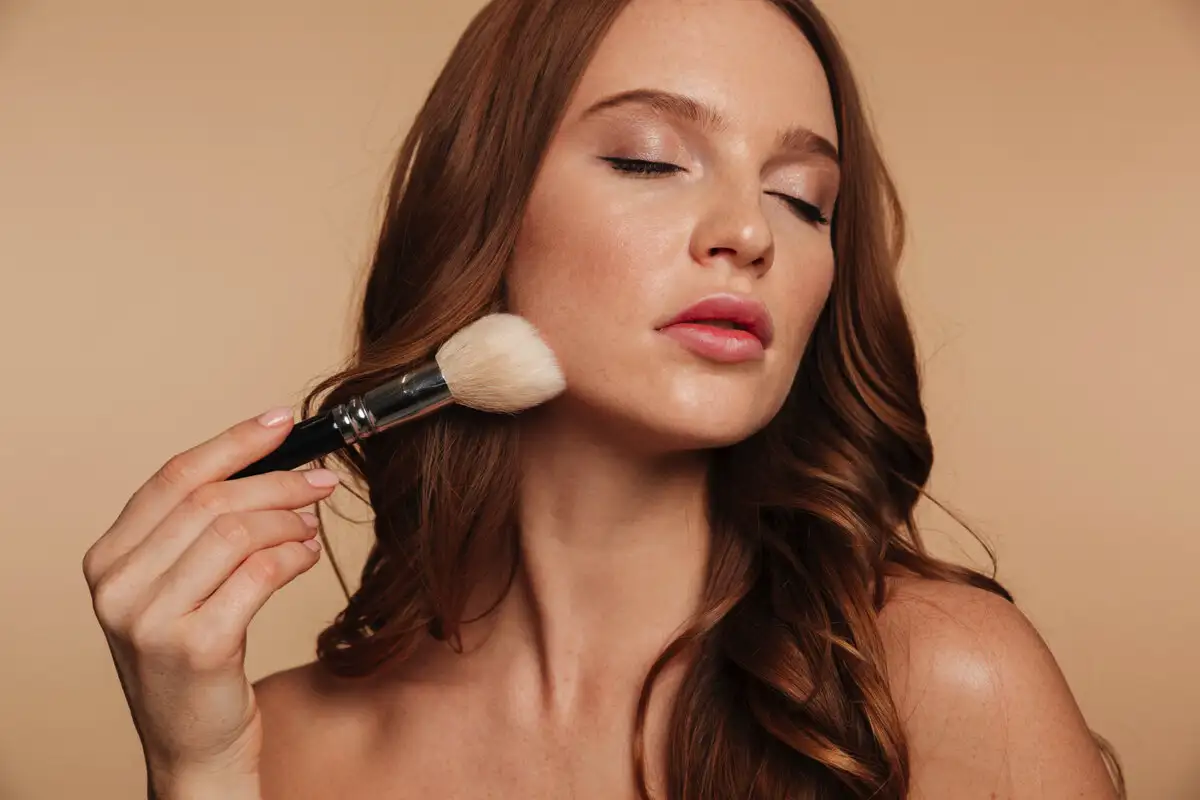 Värityyppi täydelliseen meikkiin – näin määrität oman värityyppisi ja valitset sopivat kosmetiikkatuotteet